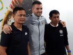 simon-mcmenemy-bersama-kedua-asistennya.jpg