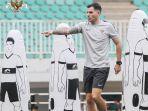simon-mcmenemy-jelang-laga-perdana-kualifikasi-piala-dunia-2022-kontra-malaysia.jpg