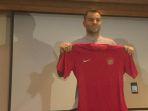 simon-mcmenemy-menujukkan-baju-timnas-indonesia.jpg