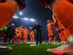 simone-inzaghi-memberikan-instruksi-kepada-para-pemainnya.jpg