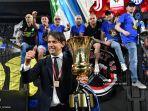 simone-inzaghi-memegang-trofi-pemenang-saat-ia-merayakan-dengan-para-penggemar.jpg