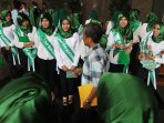 simpatisan-cantik-ppp-bagikan-bunga-di-kemenkum-ham_20160111_151617.jpg