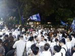 simpatisan-partai-politik-masih-tetap-bertahan-di-depan-kantor-kpu_20180218_222435.jpg