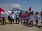 simpatisan-pdip-saat-melakukan-aksi-unjuk-rasa-di-pelabuhan-panarukan_20150814_184530.jpg