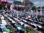 simpatisan-sholat-dzuhur-berjamaah-di-tengah-kampanye-akbar-prabowo-sandi-di-solo.jpg