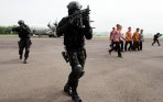 simulasi-personel-satuan-bravo-90-anti-teror-paskhas-tni-au_20141128_134035.jpg