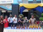 sinergi-bea-cukai-dan-kejaksaan-negeri-tembilahan-musnahkan-miras-ilegal-senilai-41-milyar-rupiah.jpg