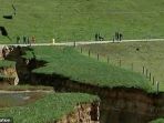 sinkhole-berukuran-besar-tiba-tiba-muncul-di-sebuah-kawasan-peternakan-di-selandia-baru_20180507_211344.jpg