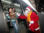 sinterklas-di-commuterline-pada-hari-natal_20151225_175240.jpg