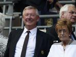 sir-alex-ferguson-bersama-istrinya.jpg
