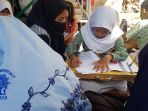 siswa-belajar-daring-bersama-di-posko-bank-sampah_20200821_214613.jpg