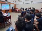 siswa-berdiskusi-teknologi-canisius-exhibition-nih3.jpg