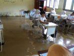 siswa-man-4-lamlo-ujian-di-ruangan-berlumpur.jpg