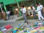 siswa-melempar-buku-dalam-aksi-unjuk-rasa-di-halaman-man-bangkalan-madura.jpg