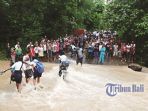 siswa-melintasi-aliran-sungai_20170125_105118.jpg