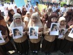 siswa-sd-darul-hikam-berdoa-untuk-angeline_20150611_192304.jpg