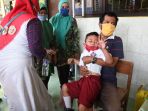 siswa-sd-di-surabaya-ikuti-bulan-imunisasi-anak-sekolah_20201015_161355.jpg