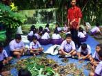 siswa-sd-kalimenur-membuat-pupuk-kompos-dari-sampah-daun_20150922_101759.jpg