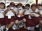 siswa-sd-menerima-kip.jpg