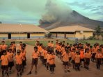 siswa-sd-sekitar-gunung-sinabung-menerima-raport_20150620_183842.jpg
