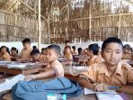 siswa-sdn-1-tiying-tali-belajar-di-tenda_20180920_103027.jpg