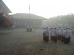siswa-sdn-8-meulaboh-upacara-bendera-kabut-asap_20170724_113542.jpg