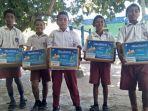 siswa-sdn-pulau-rinca-menerima-donasi-buku-dari-ydkk.jpg