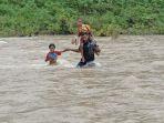 siswa-seberangi-sungai-demi-sekolah.jpg