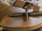 siswa-sma-blora-ciptakan-sandal-dari-serbuk-kayu_20160921_110437.jpg