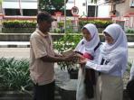 siswa-sman-3-yogyakarta-berbagi-nasi-ke-sejumlah-warga_20160510_184420.jpg