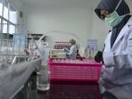 siswa-smk-smti-banda-aceh-produksi-face-shield-dan-hand-sanitize_20200615_133251.jpg