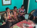 siswa-smpn-8-kota-blitar-viral-kembalikan-dompet-yang-ditemukan-di-pinggir-jalan-ke-pemiliknya.jpg