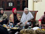 siti-atikoh-suprianti-bersilaturahmi-ke-kediaman-pimpinan-cabang-muslimat-nu.jpg