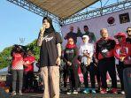 siti-atikoh-supriyanti-melakukan-senam-pagi-bersama-ratusan-ibu-ibu-di-lapangan-gulun.jpg