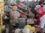 siti-atikoh-supriyanti-saat-menyambangi-pasar-boom-lama.jpg