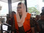 siti-fadilah-supari-jalani-pemeriksaan-lanjutan-di-kpk_20161109_112527.jpg