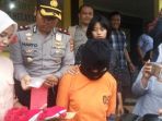 siti-sopiah-27-kini-harus-mendekam-di-jeruji-besi-sel-polsek-tanjungkarang-barat_20170503_171756.jpg