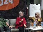 siti-zuhro-menilai.jpg