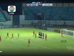 situasi-tendangan-bebas-di-pertandingan-madura-united-vs-persija-jakart.jpg