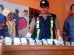 situasi-tes-urine-di-kantor-kpu-kaltara_20160413_095318.jpg