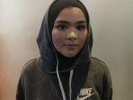 sivia-azizah-koleksi-sneakers.jpg