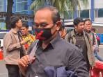 Saiful Mujani Pakai Masker Hitam Tanda Silang Merah Hadiri Pemeriksaan di Polda Metro Jaya