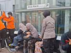 Isak Tangis Keluarga Warnai Proses Evakuasi Korban Kecelakaan Kereta  di Bekasi Timur