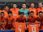 skuad-borneo-fc-sebelum-menantang-bertanding-membawa-jersey-leo-lelis-dan-agung-pras.jpg