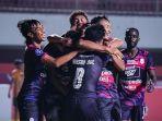 skuad-rans-nusantara-merayakan-gol-di-pertandingan-liga-1-musim-20222023.jpg