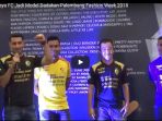 skuad-sriwijaya-fc-jadi-model-dadakan-palembang-fashion-week-2018_20180323_125332.jpg