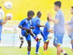 skuat-arema-cronus-berlatih_20141222_070530.jpg