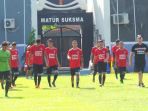 skuat-bali-united-saat-menjalani-pemanasan_20170414_221746.jpg