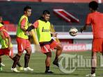 skuat-persija-jakarta-saat-menjajal-rumput-stadion_20150829_023806.jpg