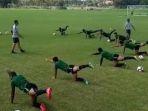 skuat-timnas-indonesia-asuhan-simon-mcmenemy-tengah-berlatih-fisik.jpg